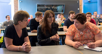 Jonna Kastbjerg (tv), fagcenterchef hos Fagcenter for Autisme og ADHD, sammen med to andre medarbejdere til de studerendes seneste præsentation. (Foto: Jacob Kjersgaard).