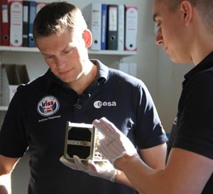 Andreas Mogensen på besøg i AAU's satellitlab.