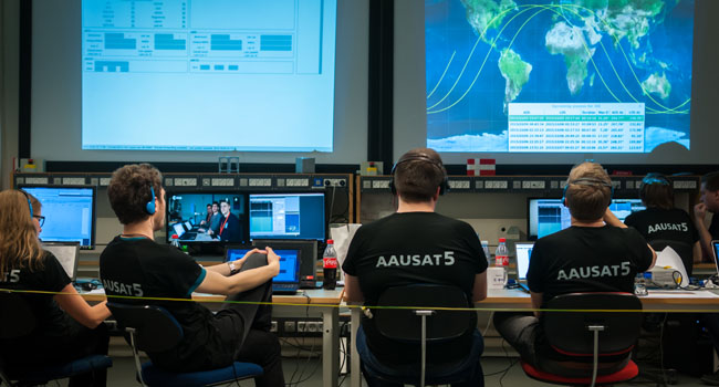 Ingeniørstuderende i AAUSAT5 kontrolcentret på AAU. (Foto: Jacob Kjersgaard).