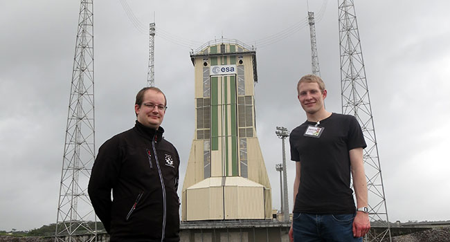 Mikael Juhl Kristensen og Anders Kalør fra AAUSAT4-teamet.