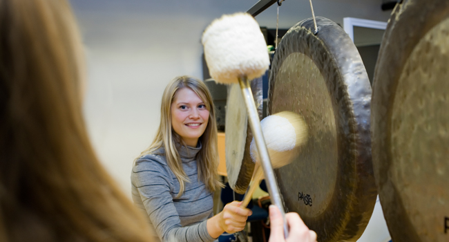 Musikterapistuderende synger for patienter og personale på Aalborg Universitetshospital 