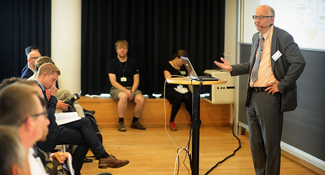 Professor Henrik Lund, leder af 4DH, ved en tidligere konference i forskningscentrets regi. I denne uge går det løs igen i Aalborg. (Foto: Peter Kristensen).