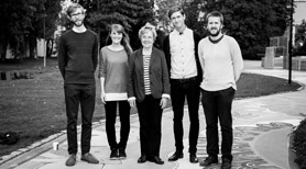 Repræsentanter for Urban Farming-gruppen med kulturminister Marianne Jelved. Fra venstre Hans Ramsgaard Møller, Joan Melgaard Rasmussen, Marianne Jelved, Patrick Ronge Vinther og Nikolaj Nedergaard Olesen. Fotograf: Signe Marie Andersen.